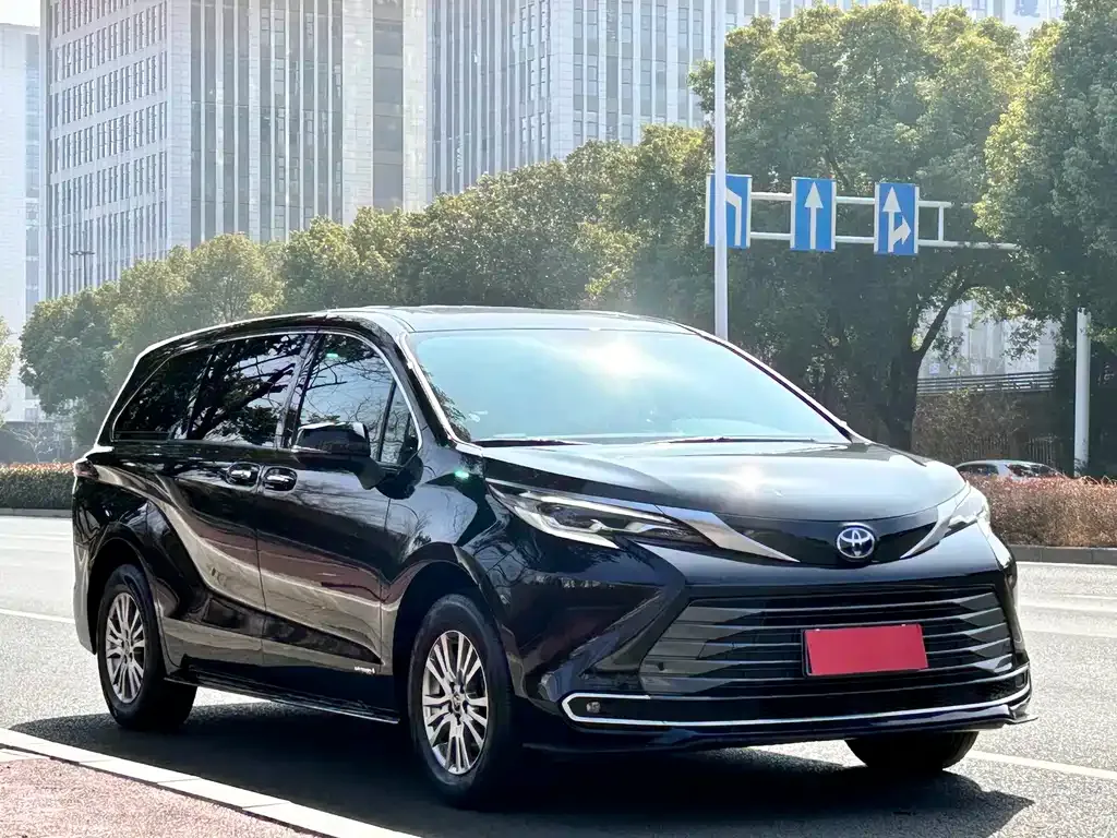 Toyota Sienna — фото 10