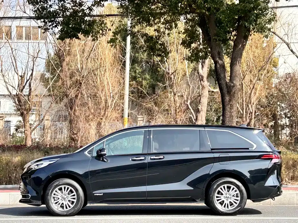 Toyota Sienna — фото 7