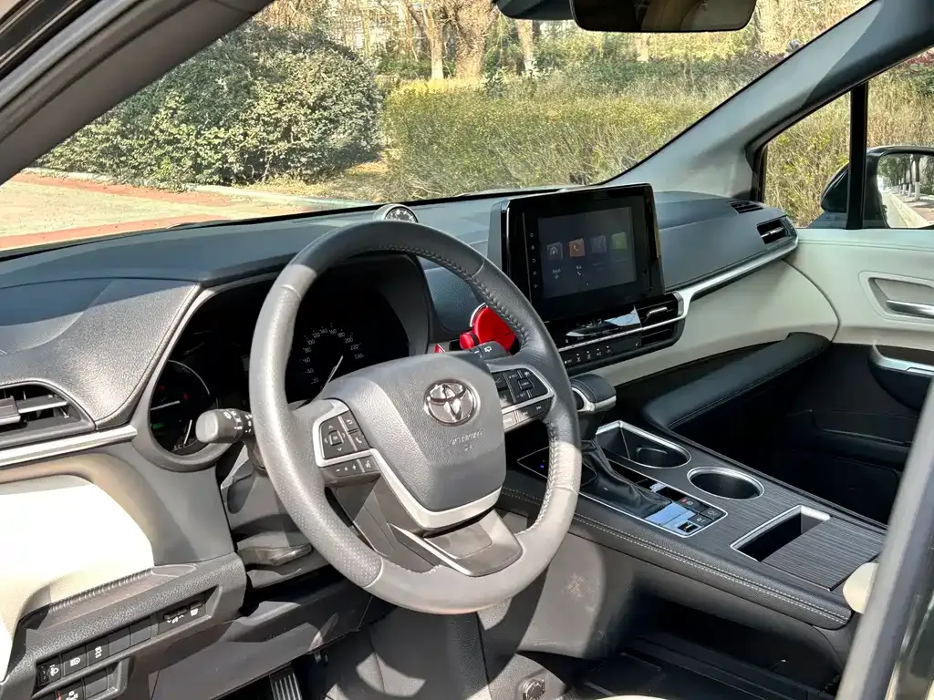 Toyota Sienna — фото 2