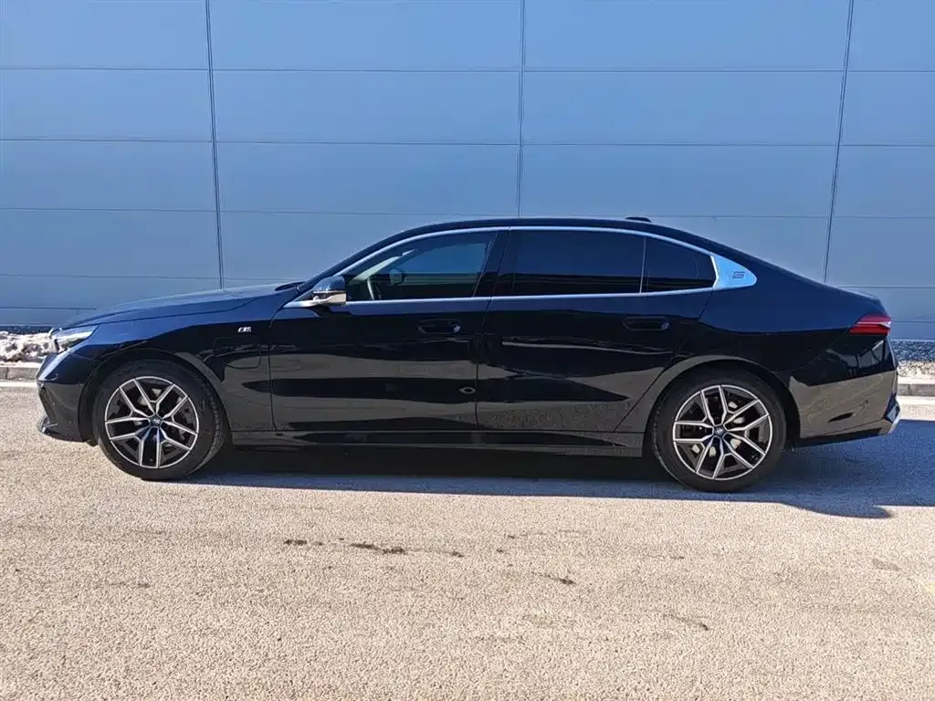 BMW i5 — фото 2