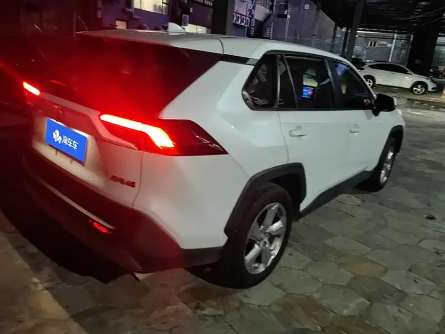 Toyota RAV4 — фото 3