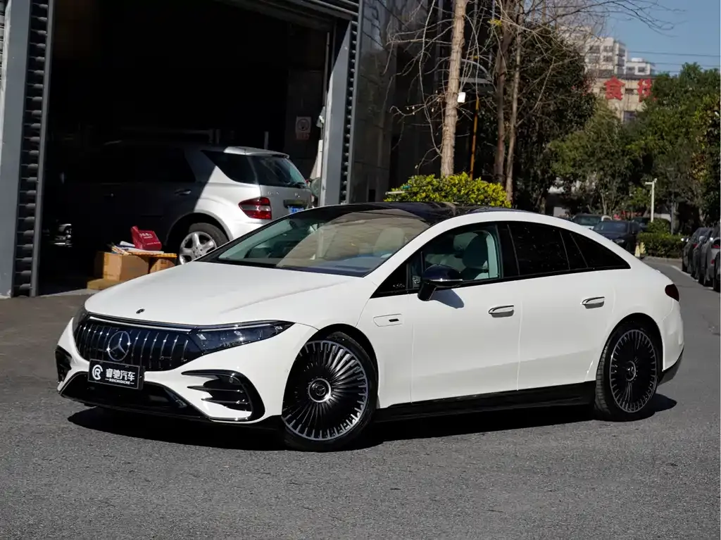 Mercedes-Benz EQS AMG — фото 1