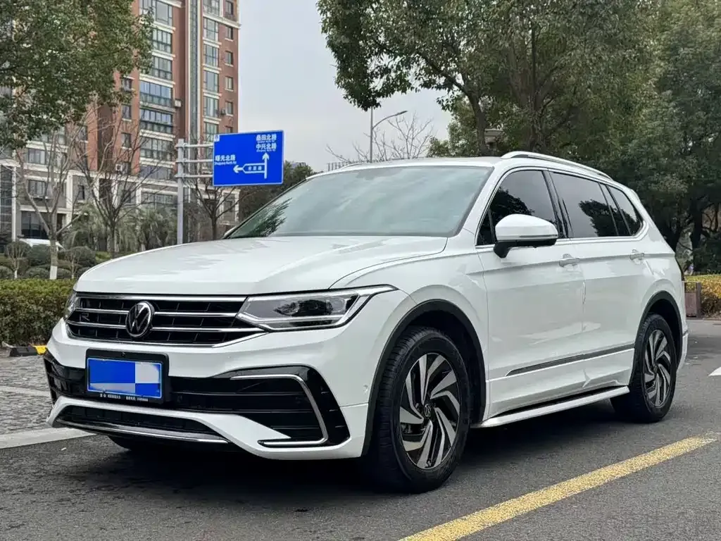 Volkswagen Tiguan L — фото 1