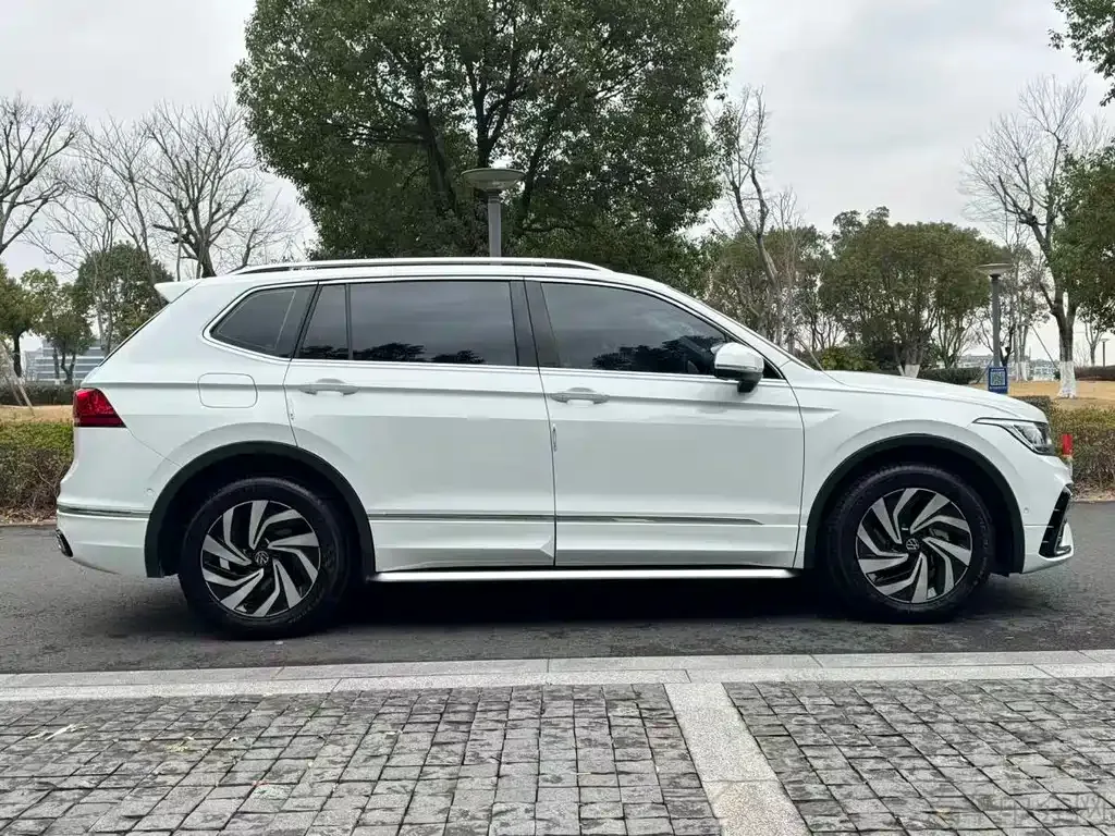 Volkswagen Tiguan L — фото 10