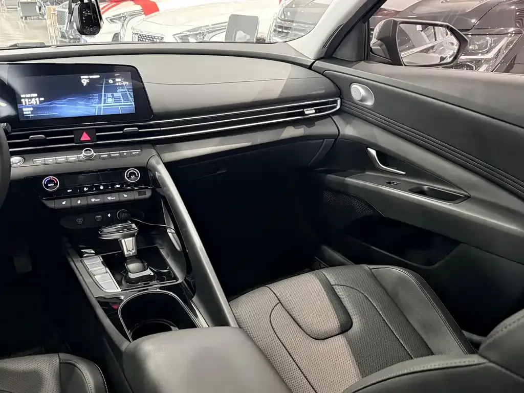 Hyundai Elantra — фото 10