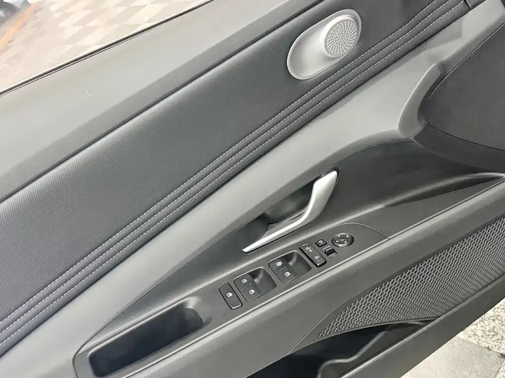 Hyundai Elantra — фото 4