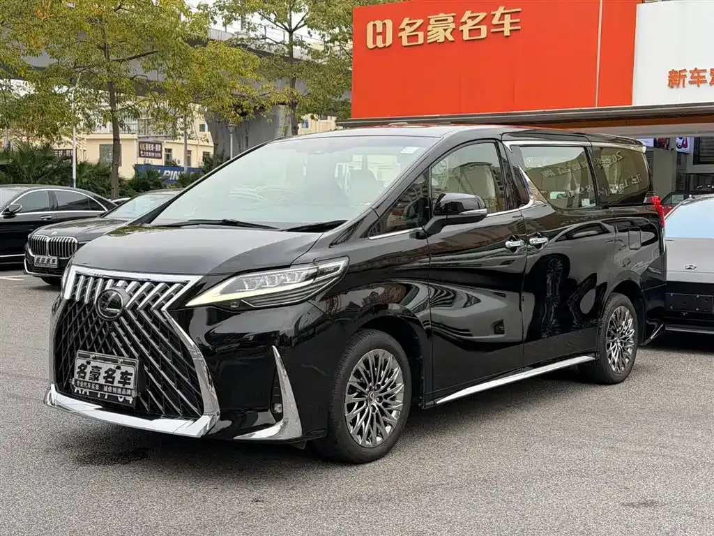 Lexus LM — фото 1