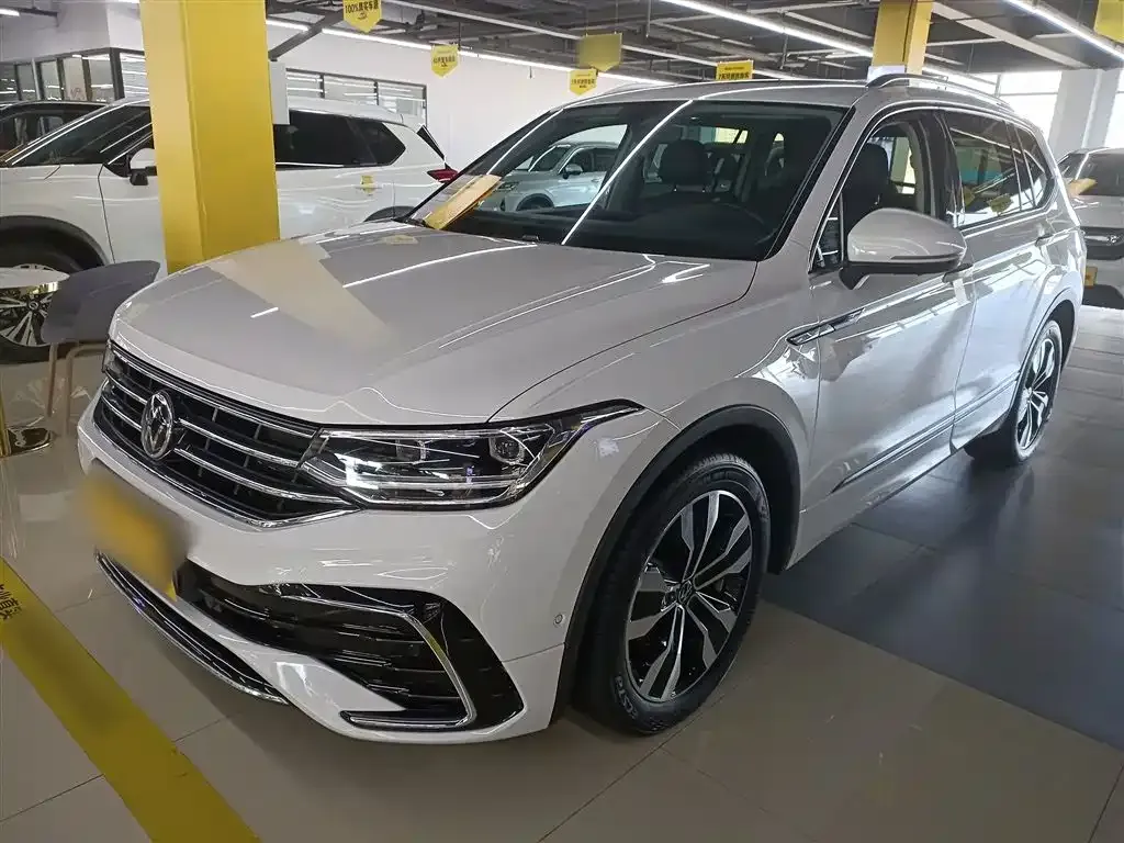 Volkswagen Tiguan L — фото 1