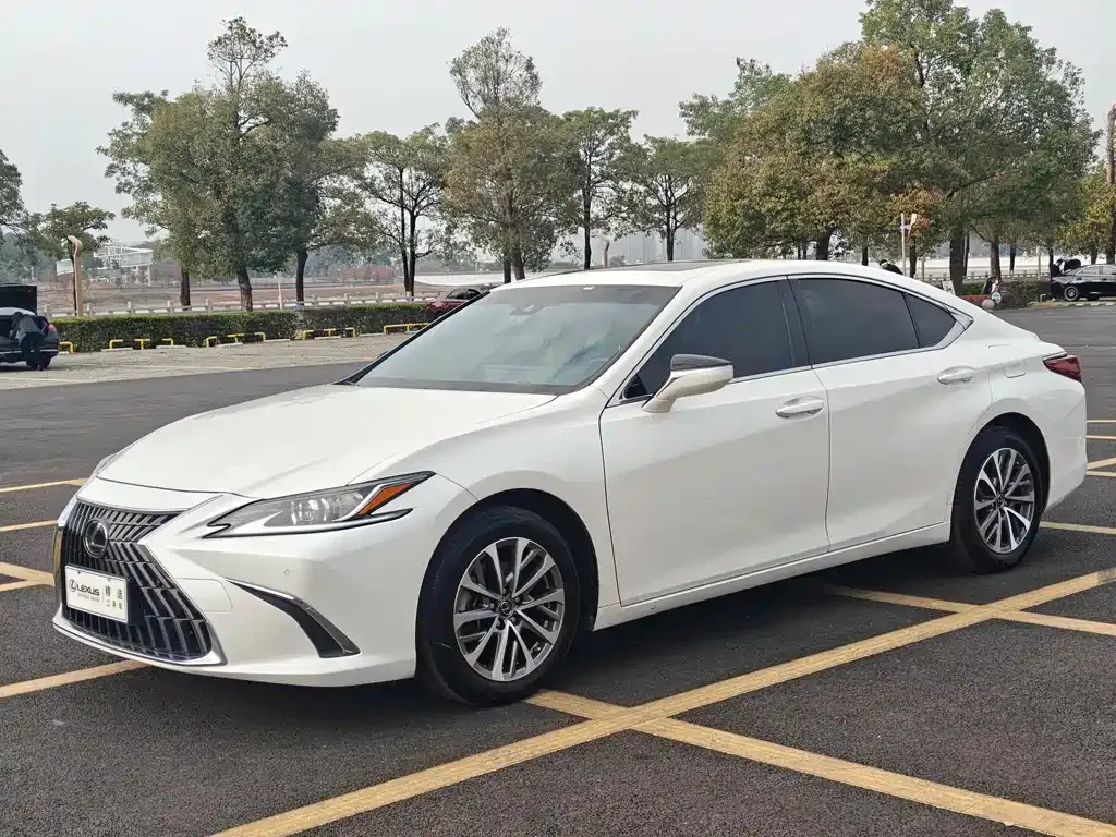 Lexus ES — фото 1