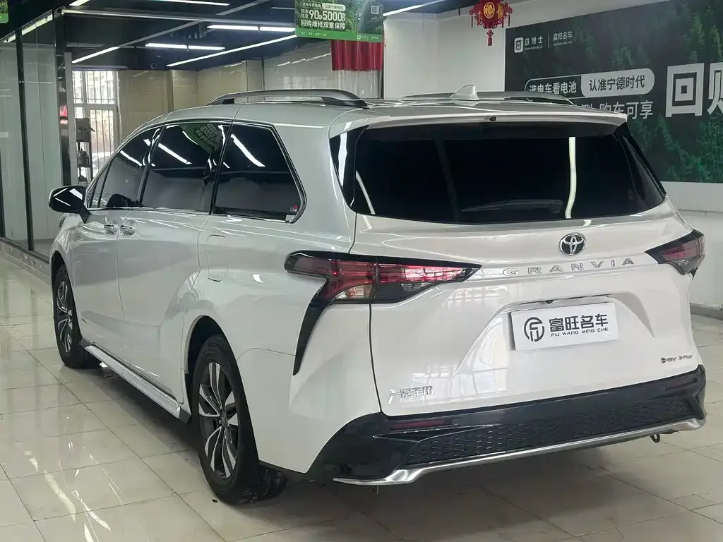 Toyota Granvia — фото 10