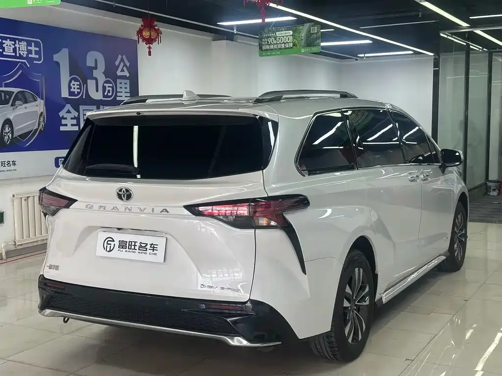 Toyota Granvia — фото 7