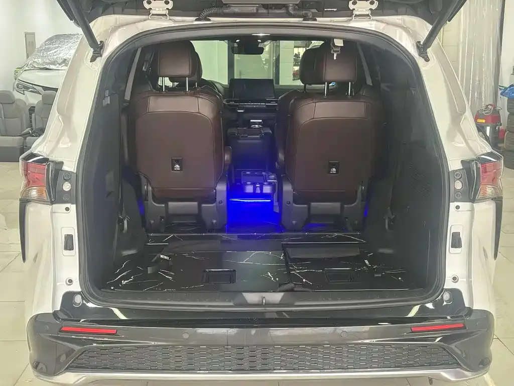 Toyota Granvia — фото 4