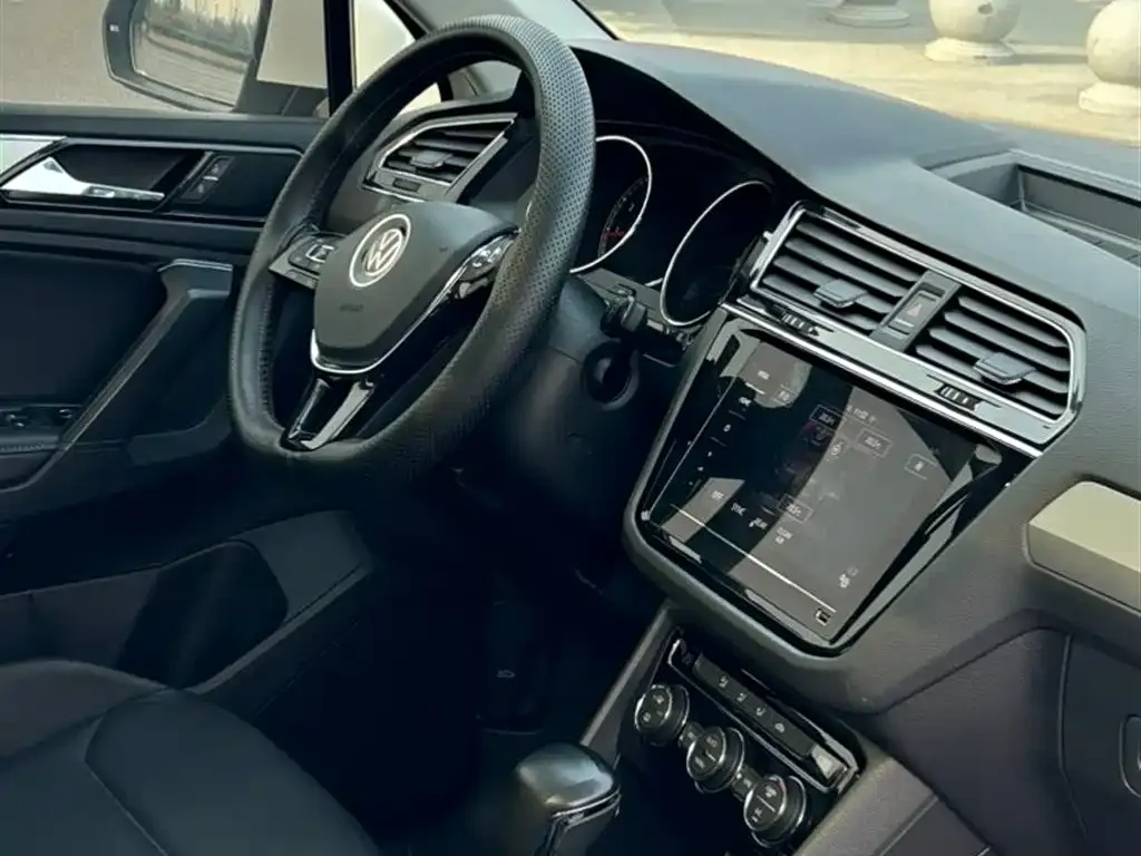 Volkswagen Tiguan L — фото 4