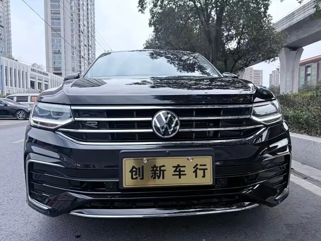 Volkswagen Tiguan L — фото 1