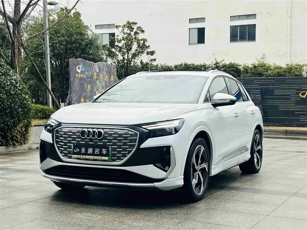 Audi Q4 e-tron — фото 1