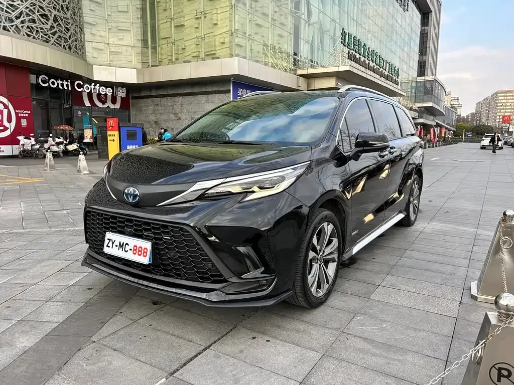 Toyota Granvia — фото 1