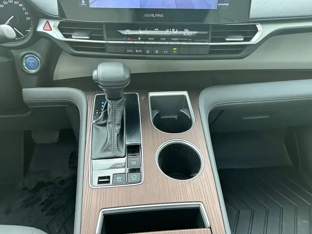 Toyota Granvia — фото 2