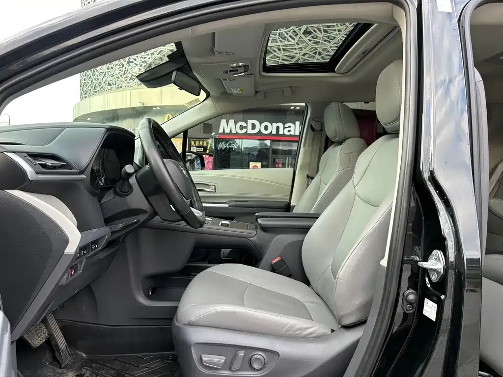 Toyota Granvia — фото 8