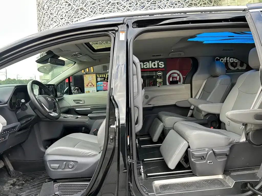 Toyota Granvia — фото 5
