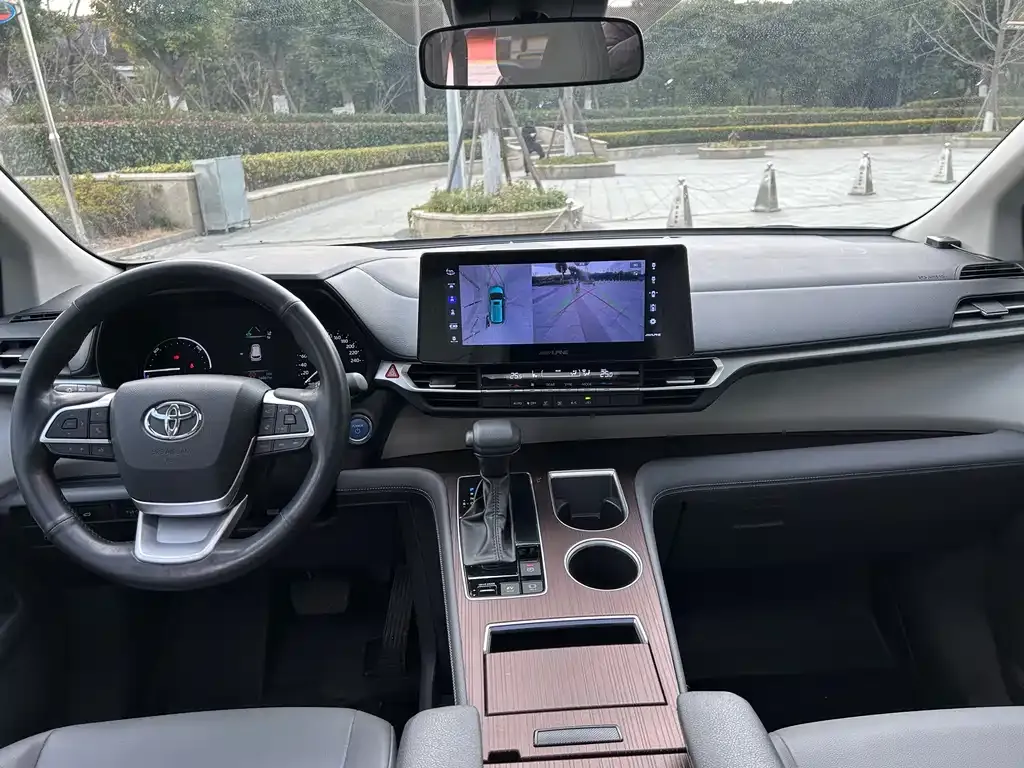 Toyota Granvia — фото 7