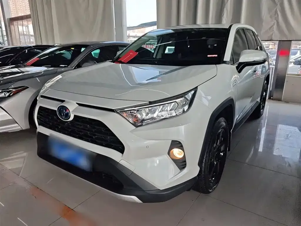 Toyota RAV4 — фото 1