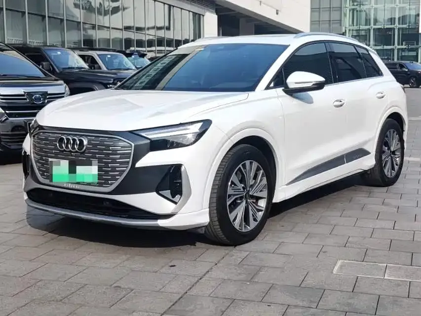 Audi Q4 e-tron — фото 1