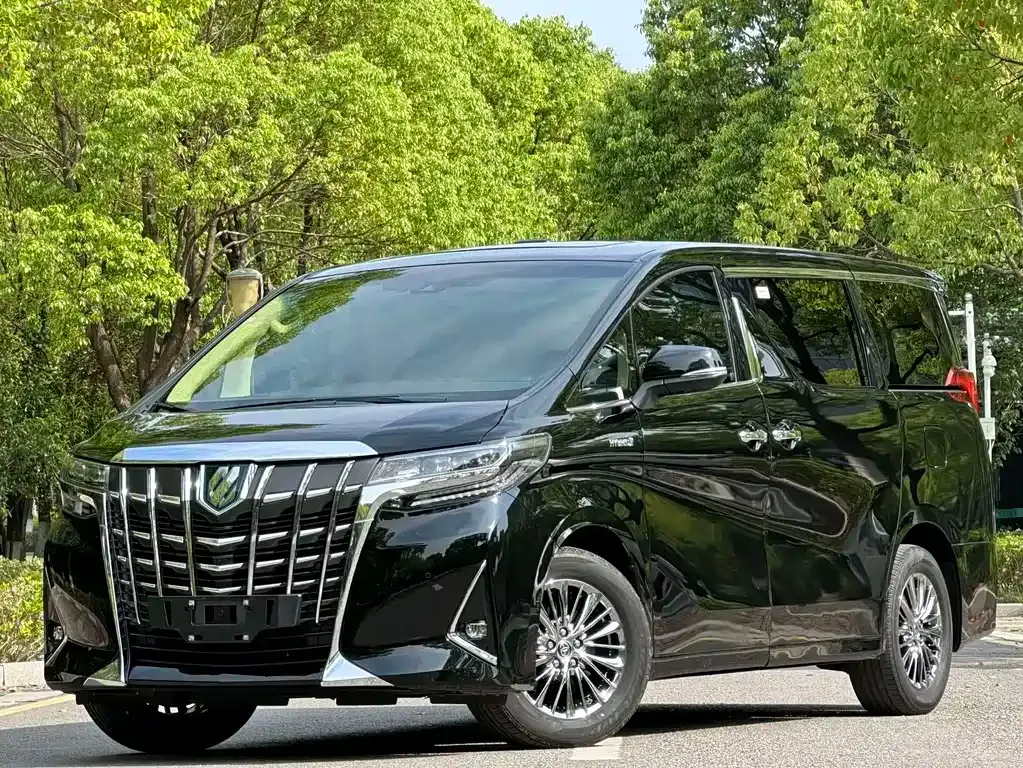 Toyota Alphard — фото 1