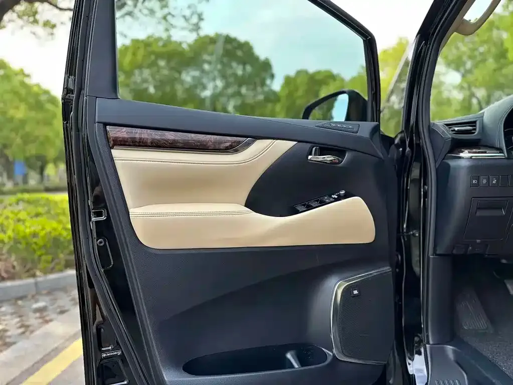 Toyota Alphard — фото 2
