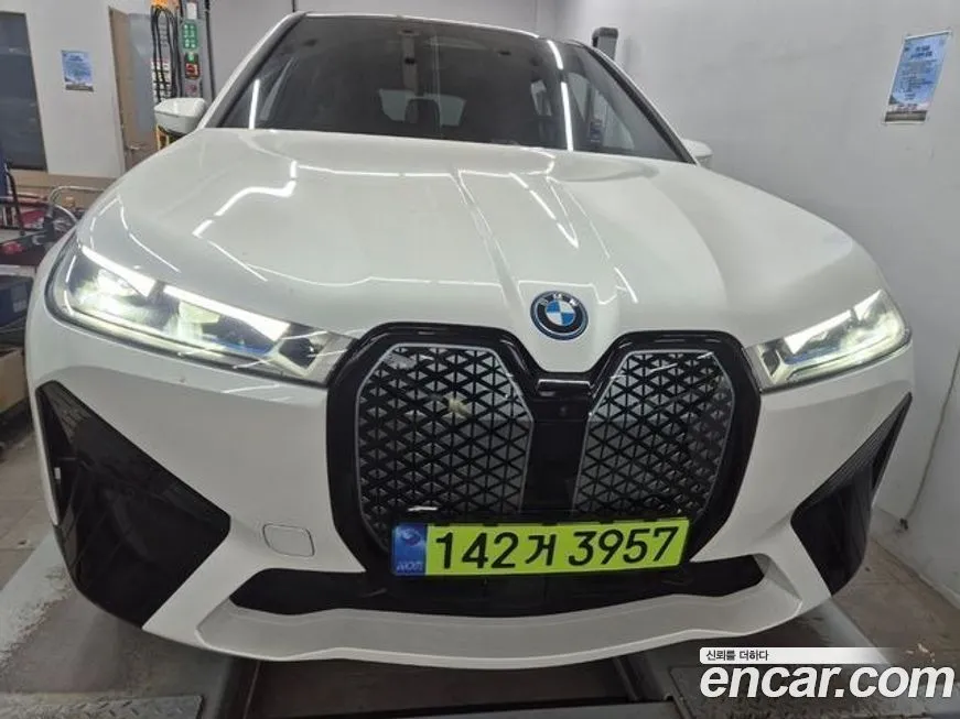 BMW iX — фото 1