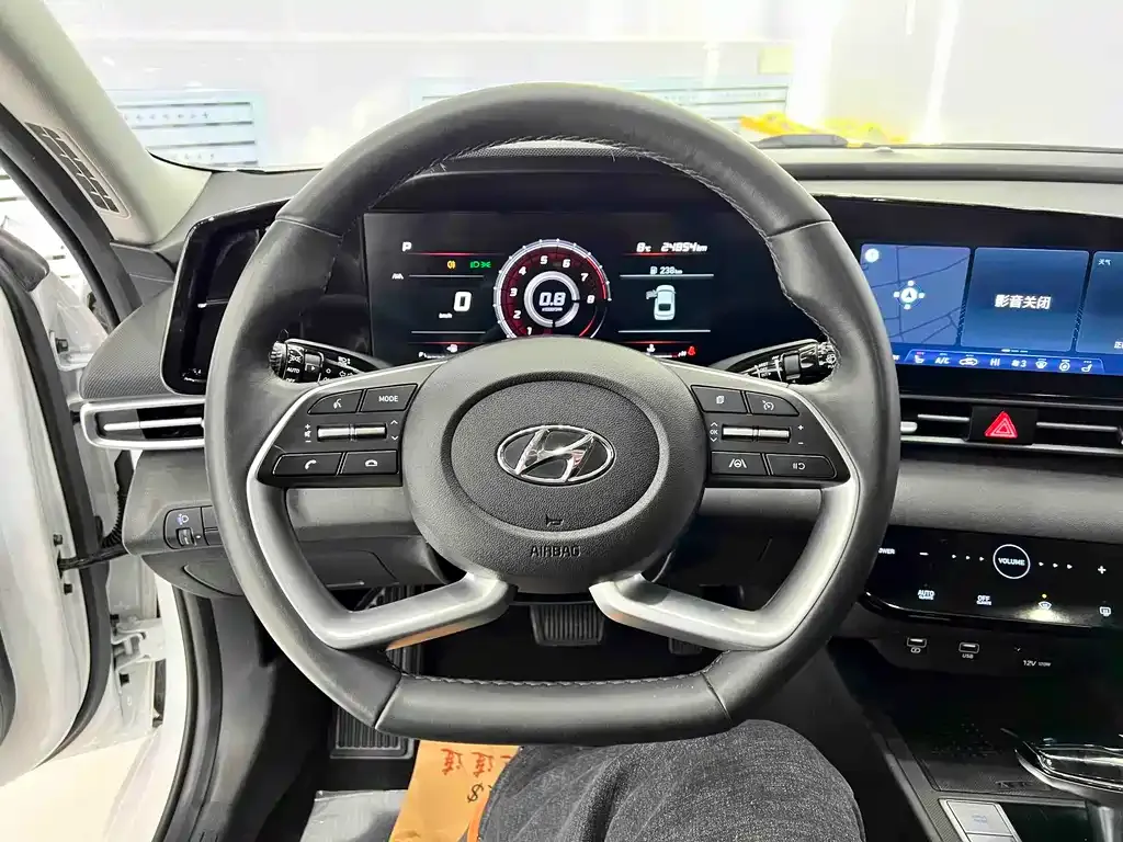 Hyundai Elantra — фото 10