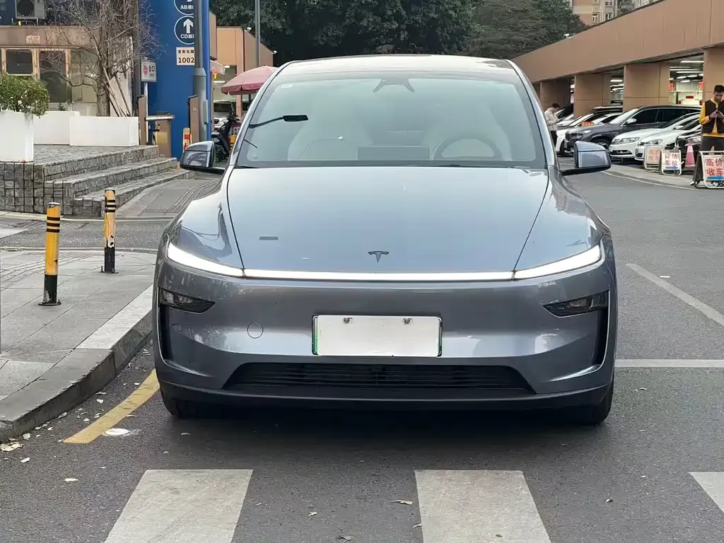 Tesla Model Y L — фото 10