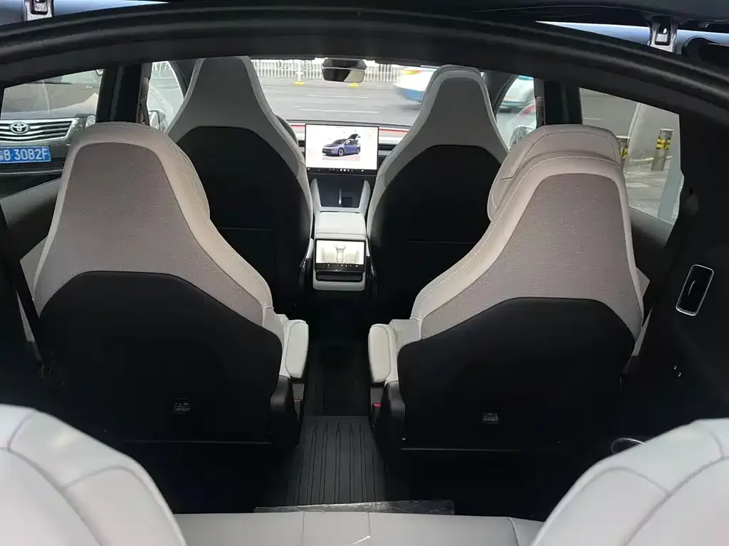 Tesla Model Y L — фото 2