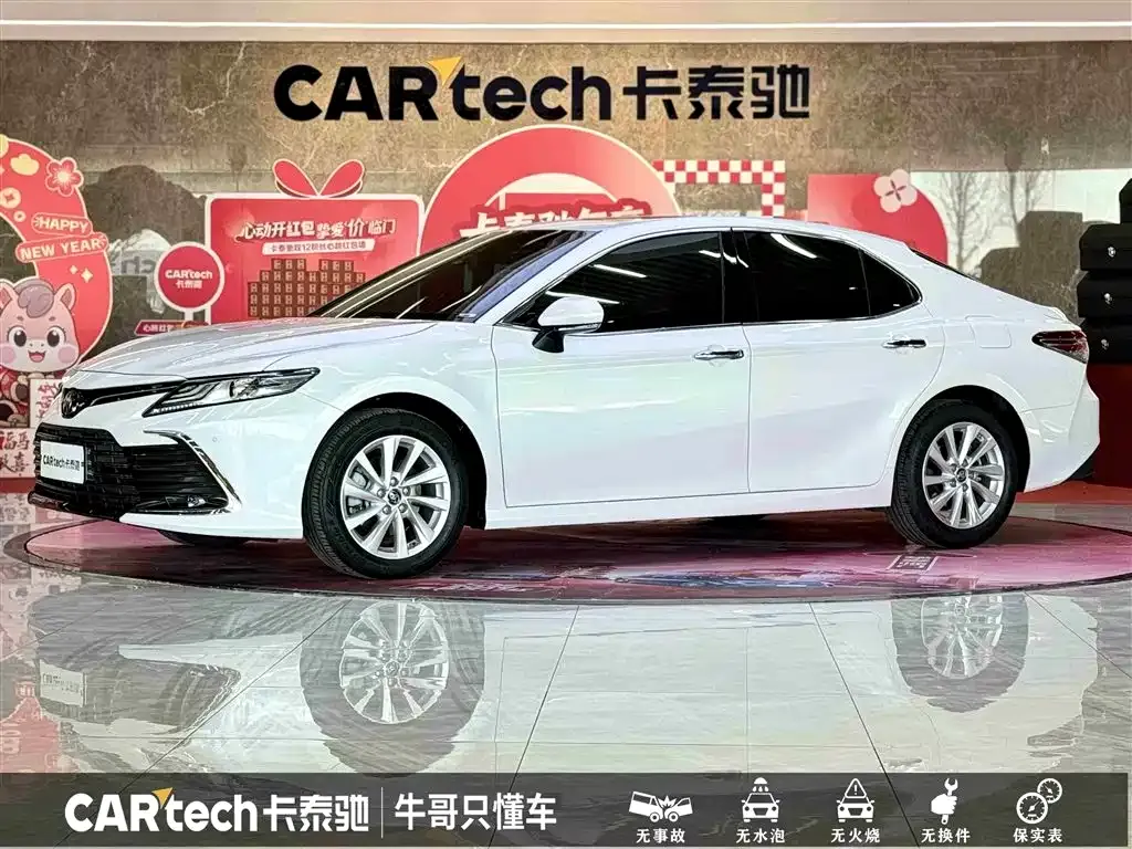 Toyota Camry — фото 1
