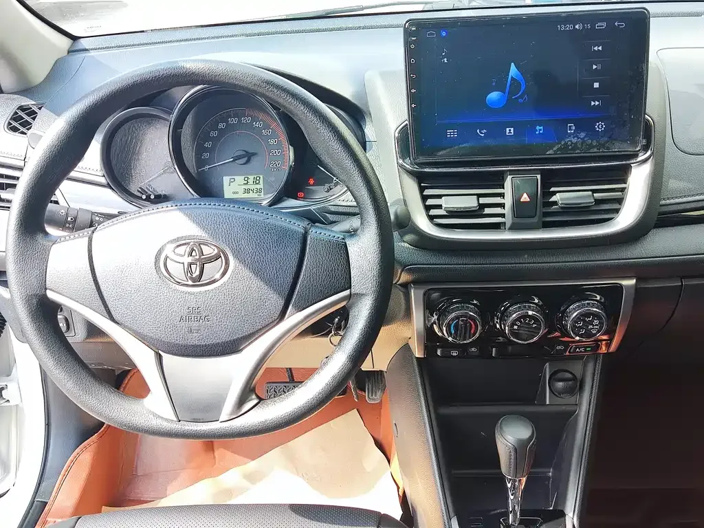Toyota Yaris L — фото 10