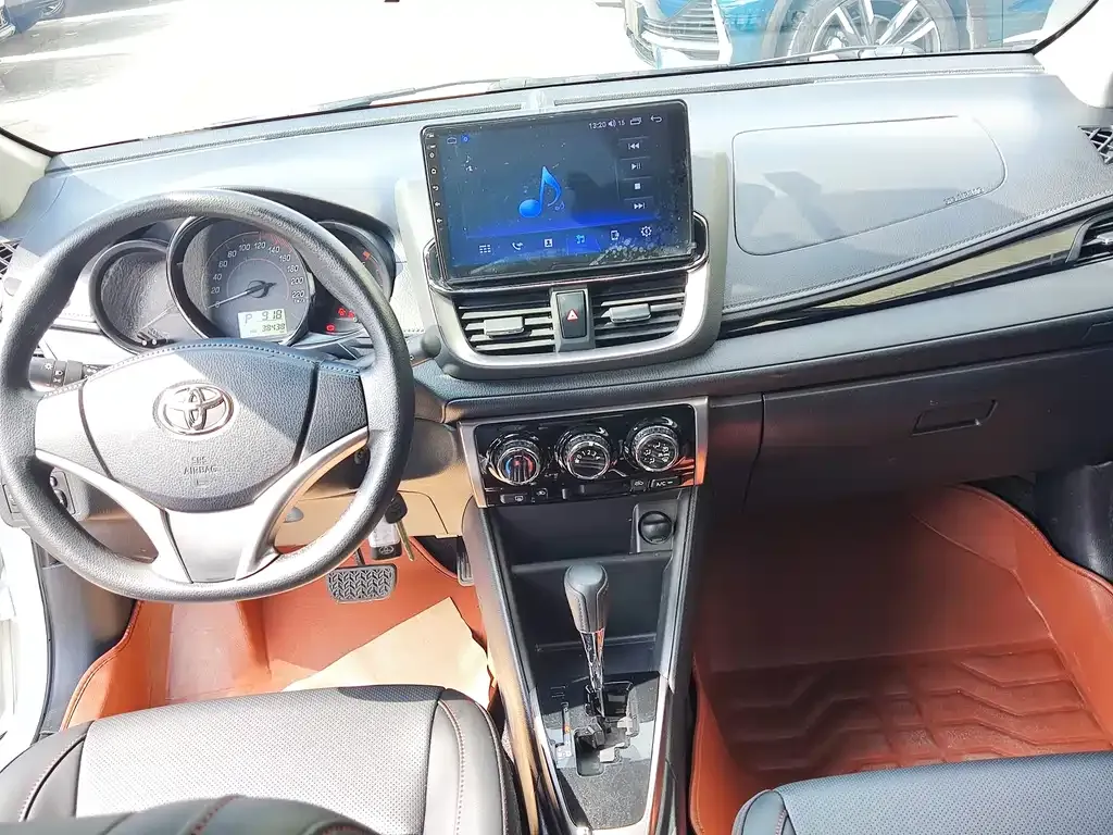 Toyota Yaris L — фото 9