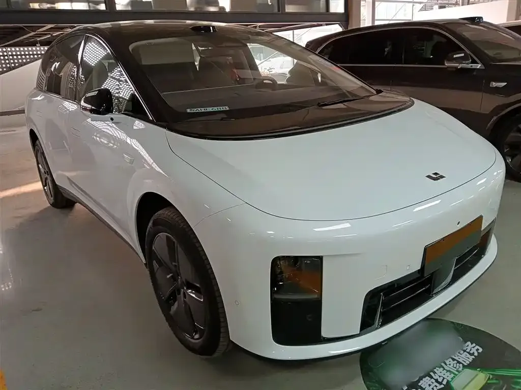 Li Auto i8 — фото 10