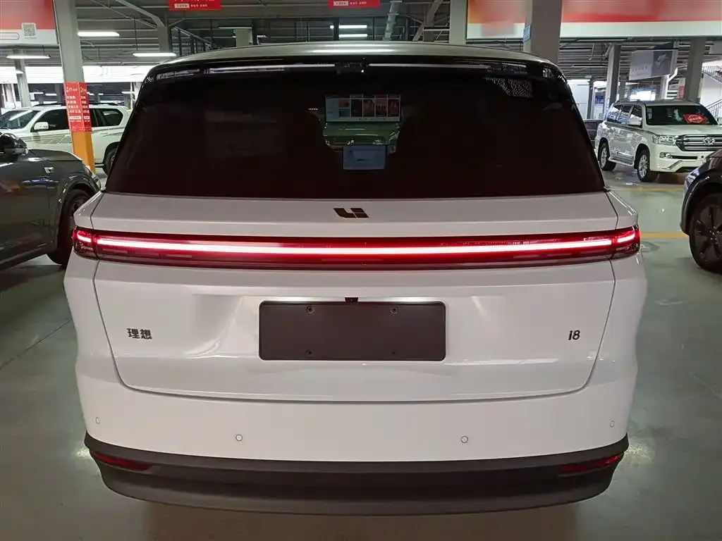 Li Auto i8 — фото 9