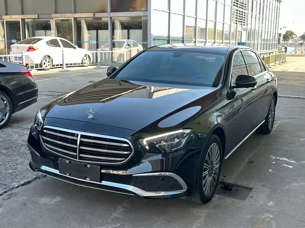 Mercedes-Benz E-Class — фото 1