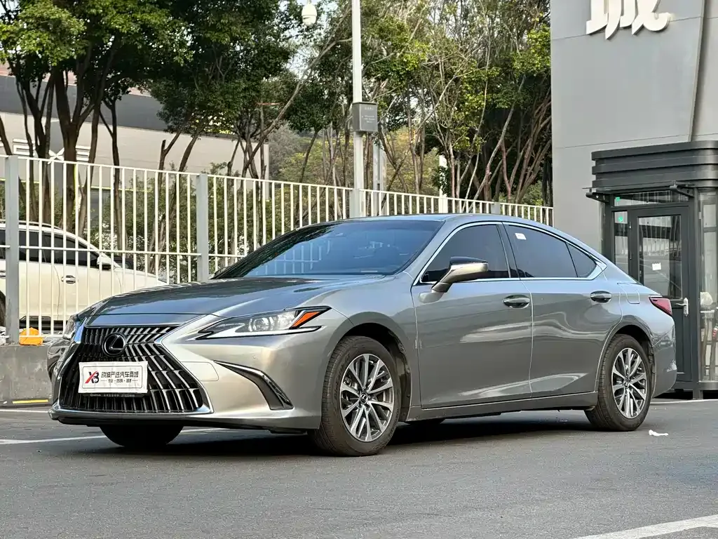 Lexus ES — фото 1