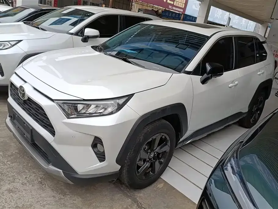 Toyota RAV4 — фото 1
