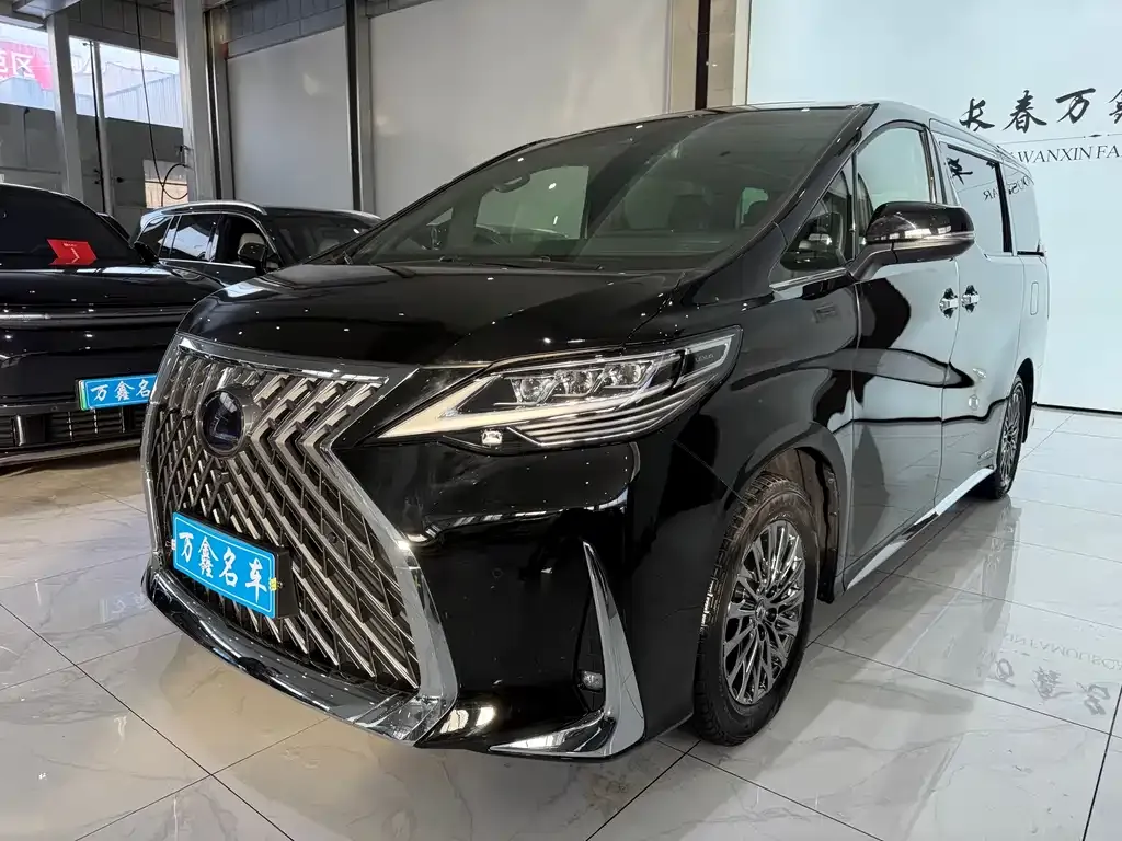 Lexus LM — фото 1