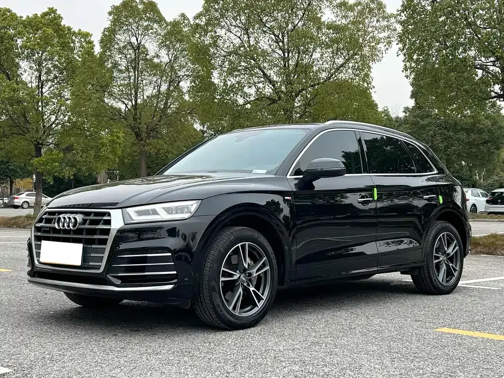 Audi Q5L — фото 1