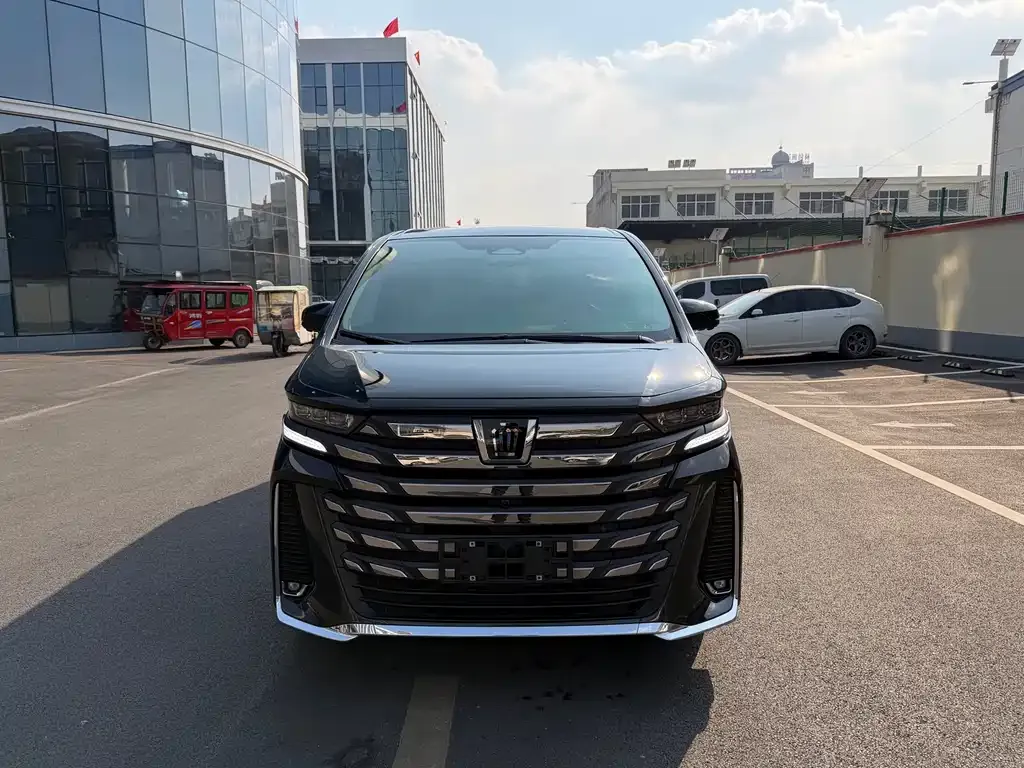 Toyota Vellfire — фото 1