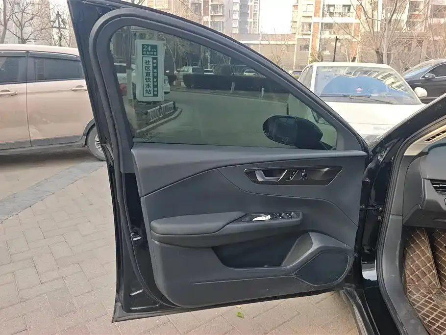 Hongqi E-QM5 — фото 9