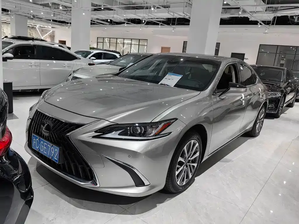 Lexus ES — фото 1