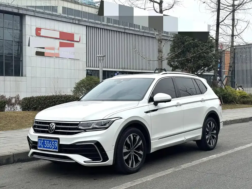 Volkswagen Tiguan L — фото 1