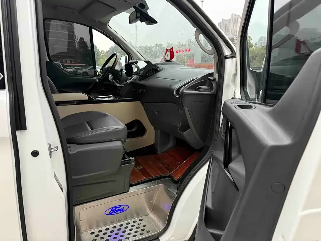 Ford Tourneo — фото 7