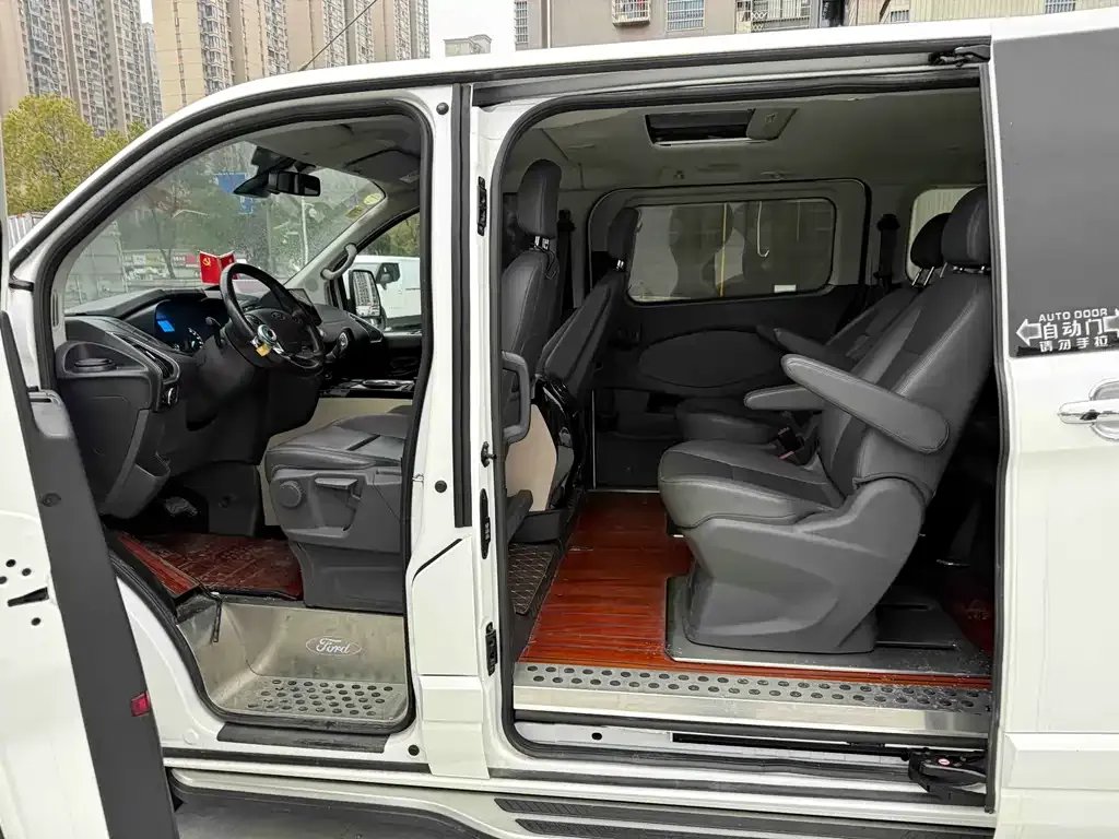 Ford Tourneo — фото 9