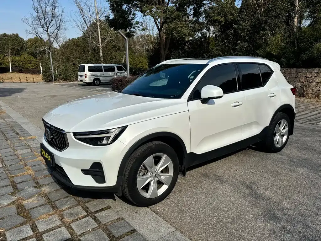 Volvo XC40 — фото 1