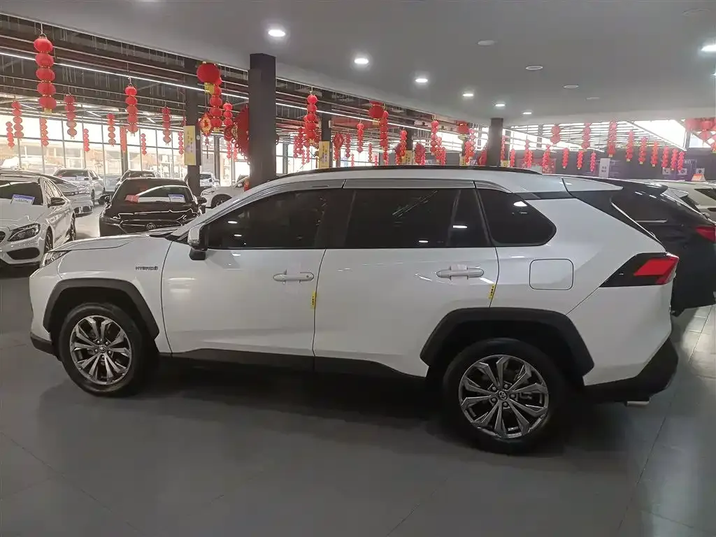 Toyota RAV4 — фото 8